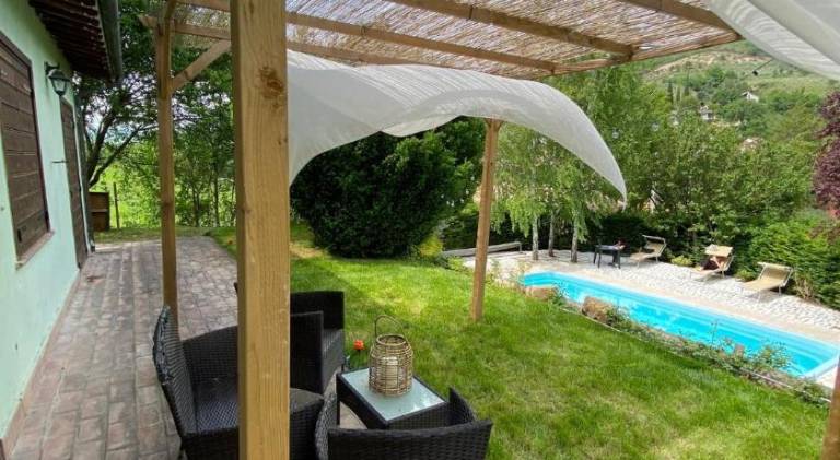House with barbeque, patio & private pool in Foligno