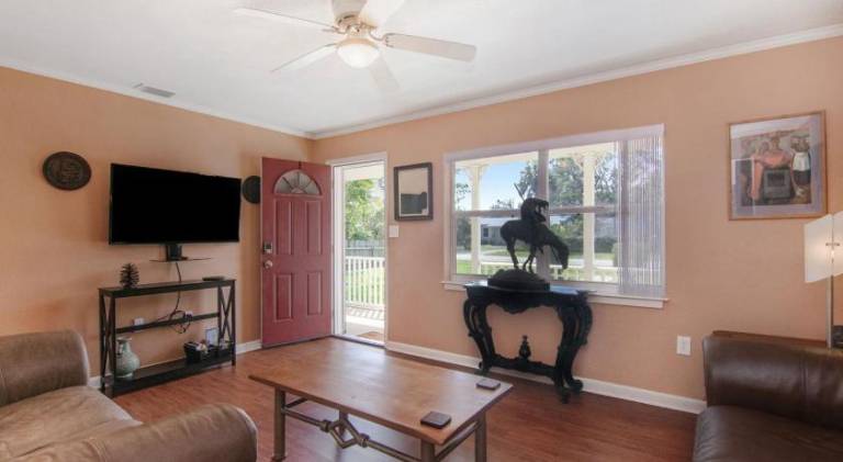 Elegant Retreat Close to Beach & Arts District — photo 2
