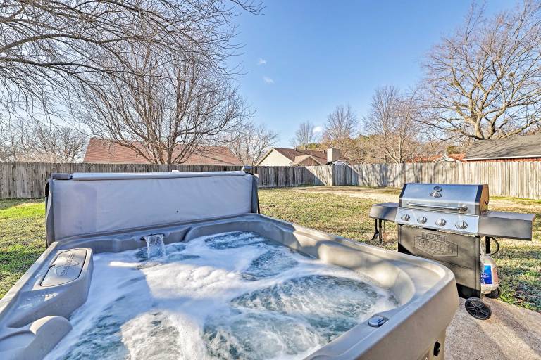Fayetteville Home w/ Hot Tub  3 Mi to U of A! — photo 3