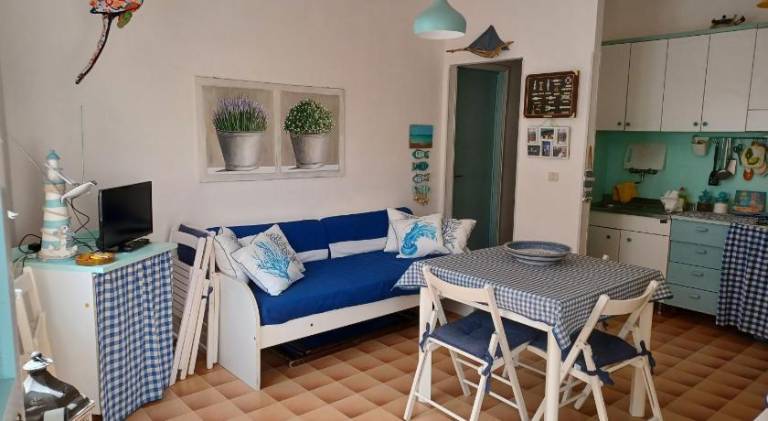 Apartment with yard & patio — photo 3