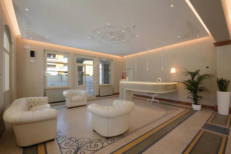 Serviced apartment with yard, pool & patio — photo 4