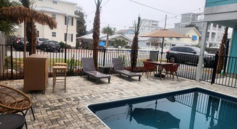 House with pool — photo 4