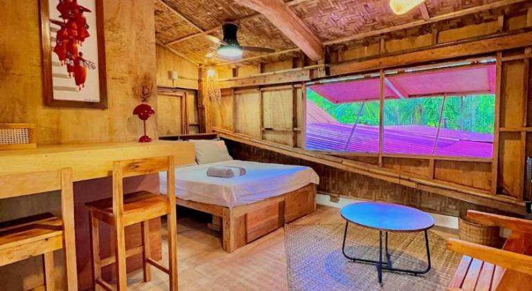 Fully Private, Beach Access, Native Cottage, Queen Bed, AC, Starlink WiFi in General Luna