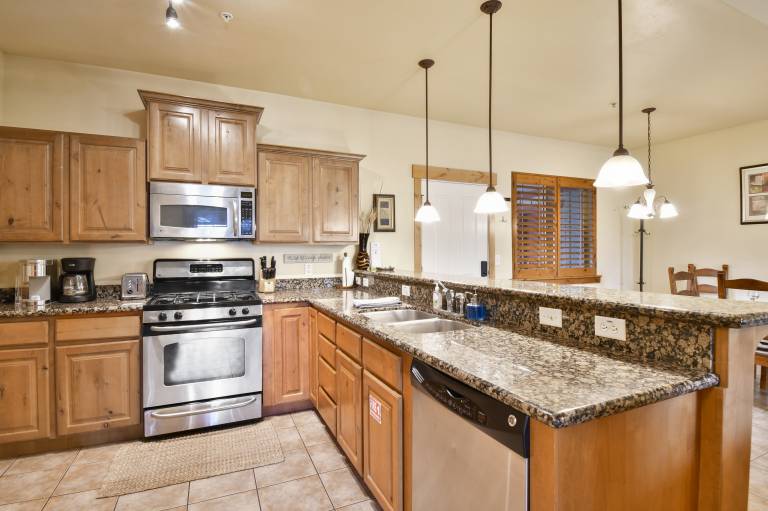 Condo with hot tub, heated pool & barbecue | Mountain view — photo 3
