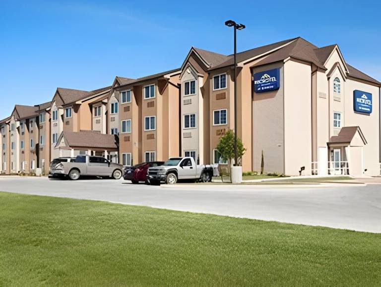 Microtel Inn & Suites by Wyndham Pleasanton in Pleasanton, TX