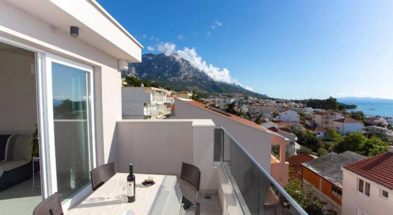 Rental apartment with yard & terrace | Perfect for remote work in Brela