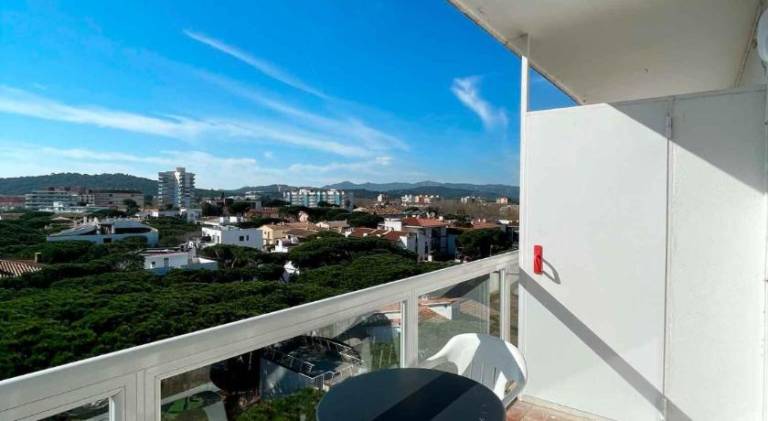 Serviced apartment with patio, pool & yard | Suitable for remote work — photo 2