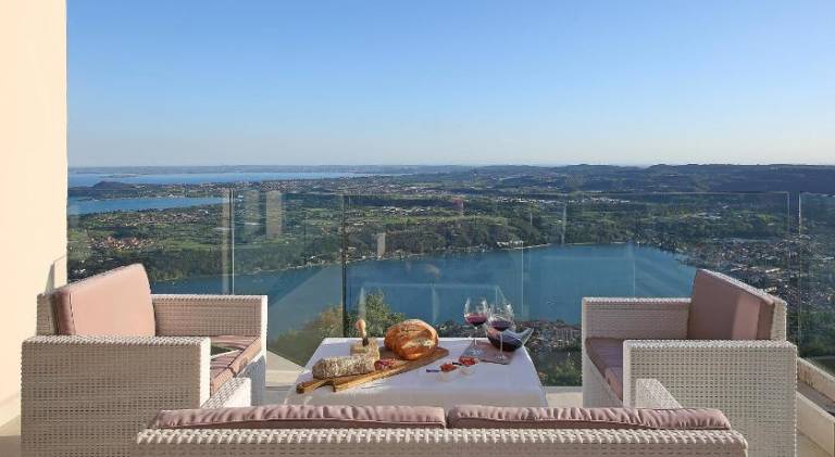 Villa Luna Stunning Modern Villa Shared Infinity Pool, Big garden, Fantastic lake view, AC, in Gardone Riviera