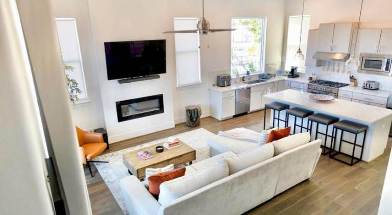 Fully equipped house with patio, garden & grill | Perfect for remote work | Dogs allowed in Houston, TX