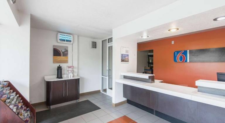 Motel 6 Overland Park, KS — photo 2