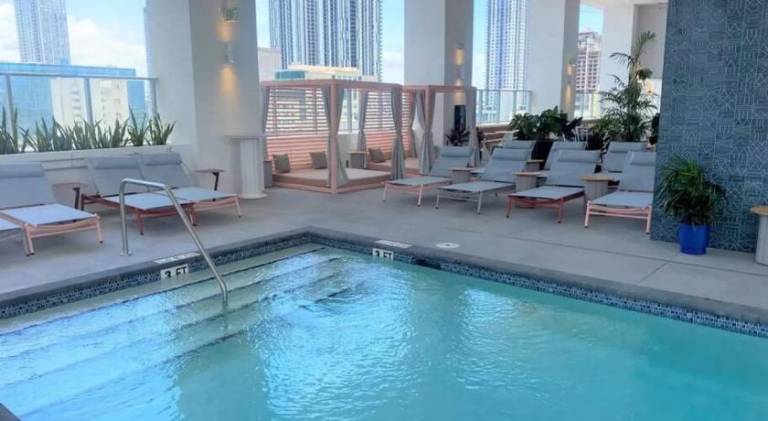 House with jacuzzi & pool | Next to Bayside Marketplace | Perfect for remote work — photo 4