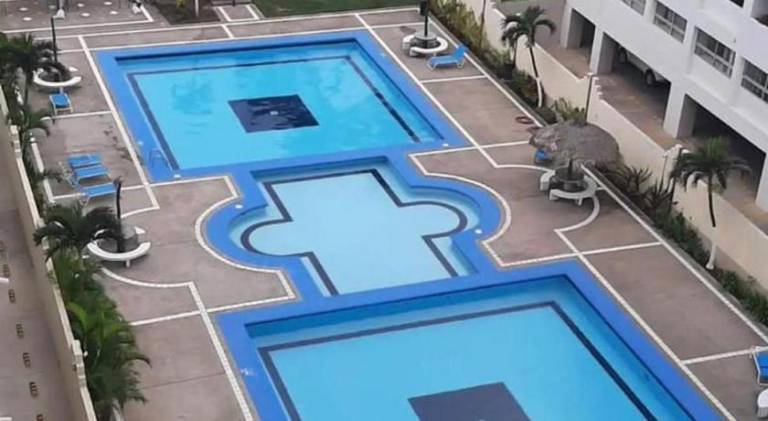 House with pool — photo 5