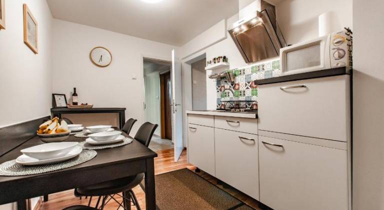 Holiday apartment with terrace, hot tub & garden — photo 3