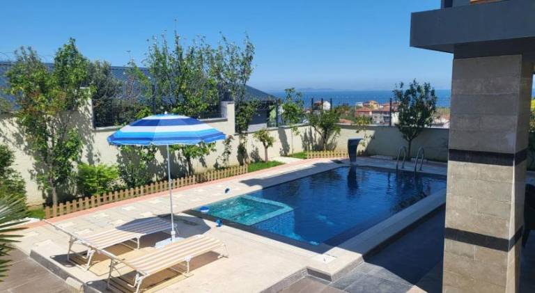 Villa with pool & hot tub — photo 4