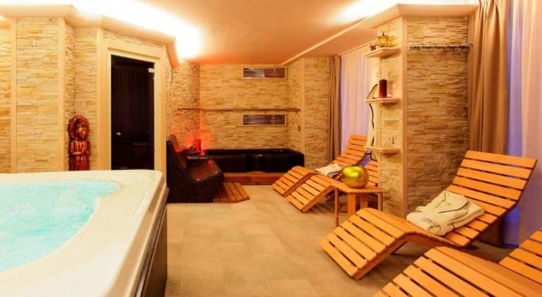 Serviced apartment with patio, pool & sauna — photo 3