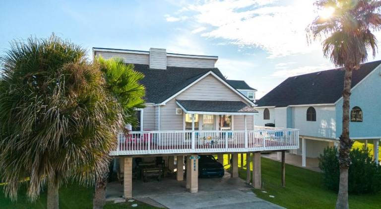 Vacation home with patio, barbeque & yard | Close to the beach | Pets are welcome in Galveston, TX