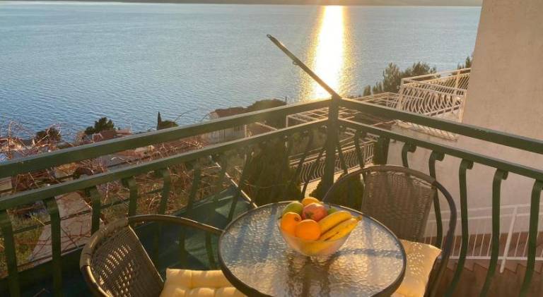 Holiday apartment with 2 rooms for 6 persons in Brela