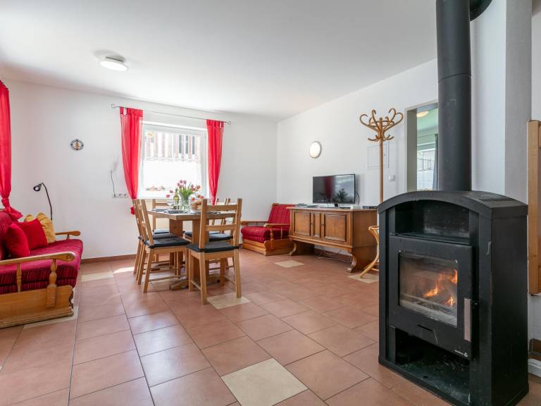 Nice vacation home with patio | Pet-friendly — photo 3