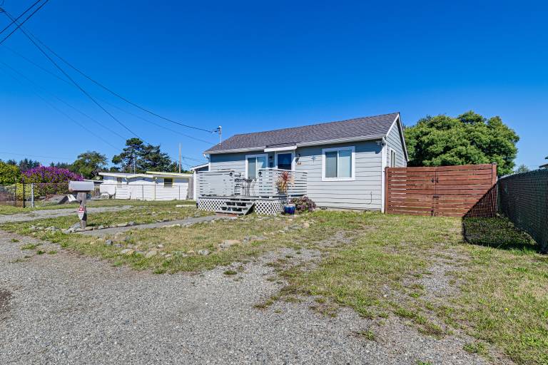 Updated Home 2 Mi to Beach in Crescent City! — photo 3