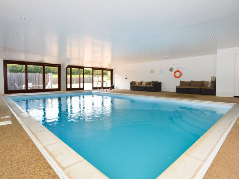 Fully equipped cottage with yard & pool | Pet-friendly — photo 2