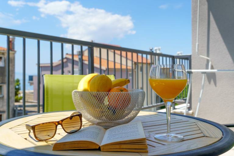 Fully equipped lovely rental apartment with barbecue, yard & patio | Sea view | Beach nearby | Pet-friendly — photo 2
