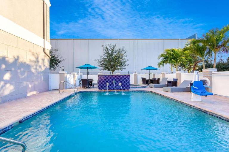 La Quinta Inn & Suites by Wyndham Tampa Central — photo 3