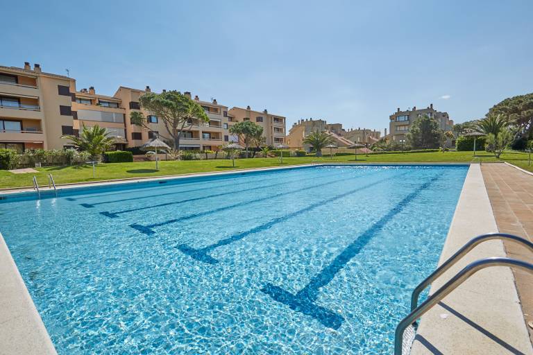 Apartment with patio, pool & garden in Begur