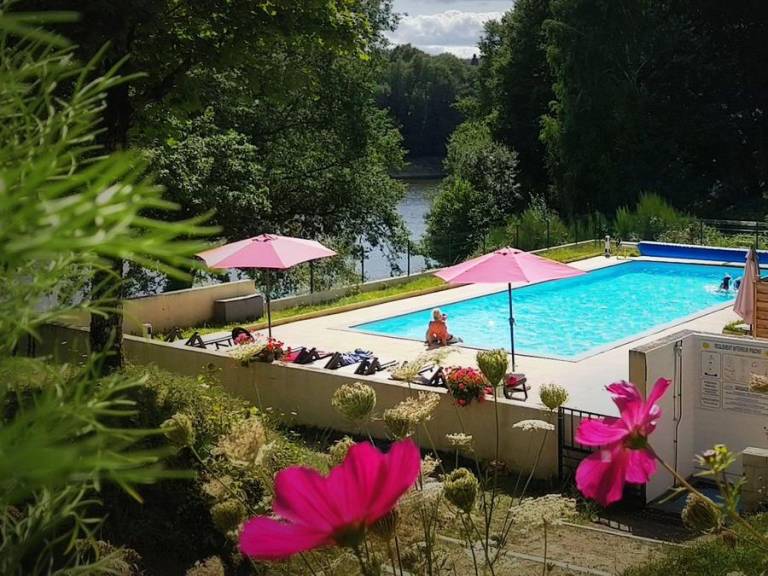Chalet with pool & patio | River view in Limoges