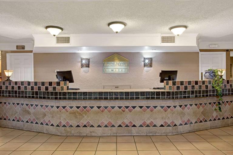 Days Inn by Wyndham Tucson City Center — photo 3