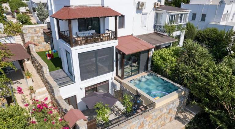 Fully equipped holiday apartment with heated pool, yard & hot tub | Pets allowed in Mugla