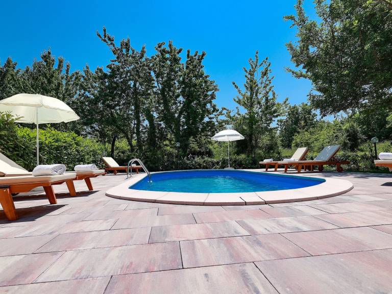 Apartment with barbeque, heated pool & yard | Nature view — photo 3
