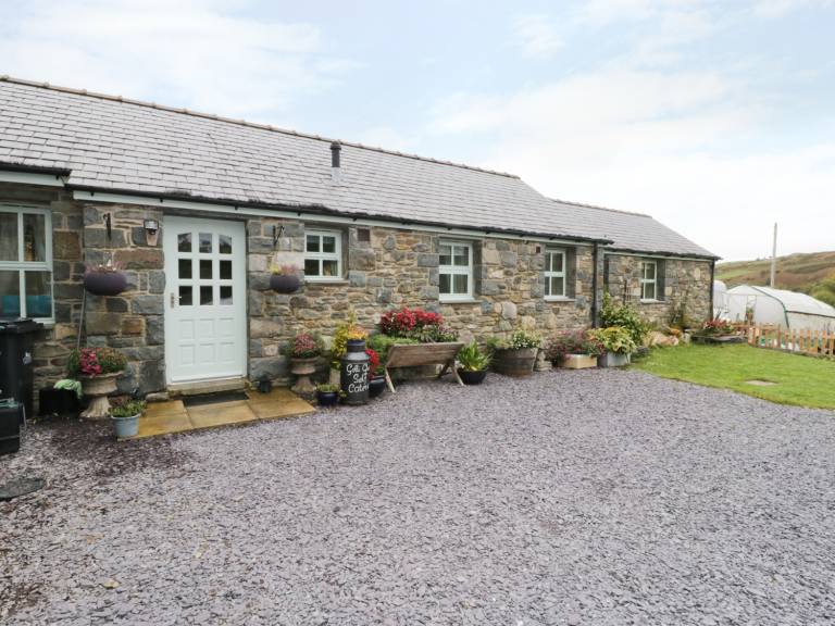 Cottage with yard in Conwy