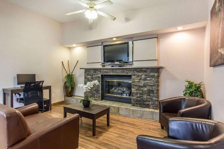 Econo Lodge Inn & Suites — photo 3