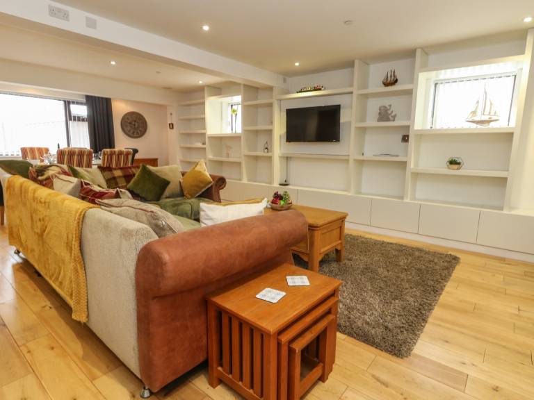 Family-oriented charming cottage | Beach view | Pets allowed — photo 5