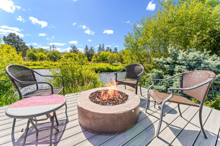 Otter Run - Riverfront Paradise in Tumalo, Hot Tub, Sauna, Deck, Pet Friendly! — photo 3