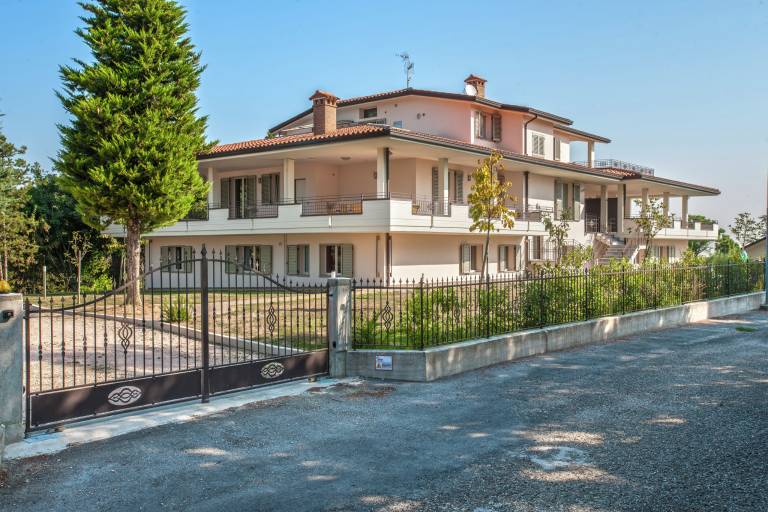 Fully equipped rental apartment with terrace, garden & pool | Nature view | Pets allowed — photo 5