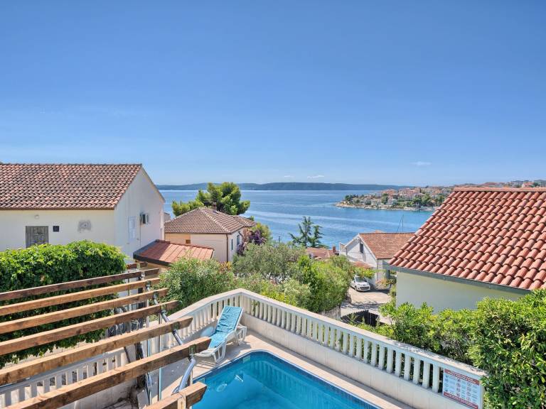Rental apartment with pool, patio & grill — photo 2