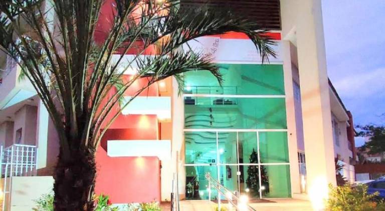 Hotel Rosa da Ilha Guaruja - 80m do mar, 02 piscinas, sala de jogos, brinquedao de percurso para cri in Guarujá