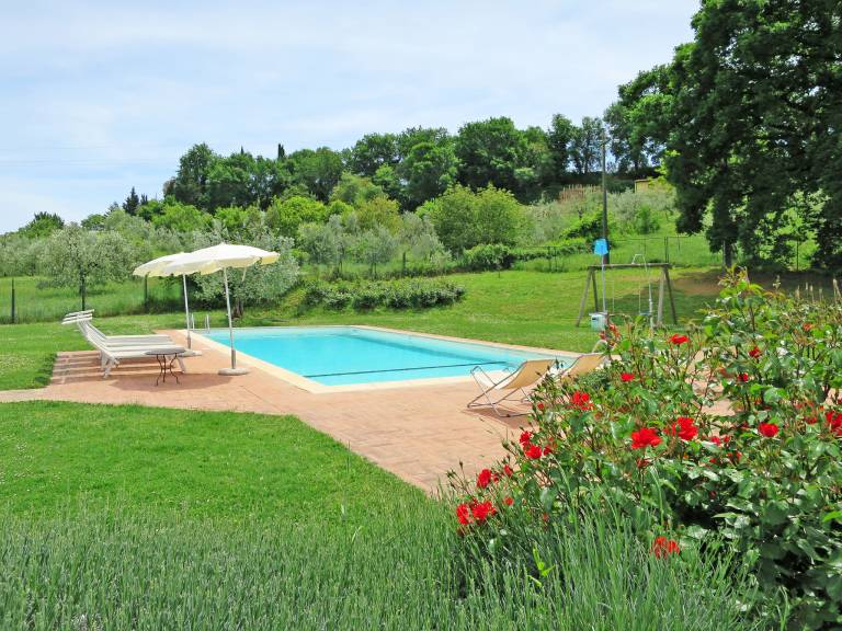 Vacation home with barbeque, yard & private pool | Nature view — photo 3