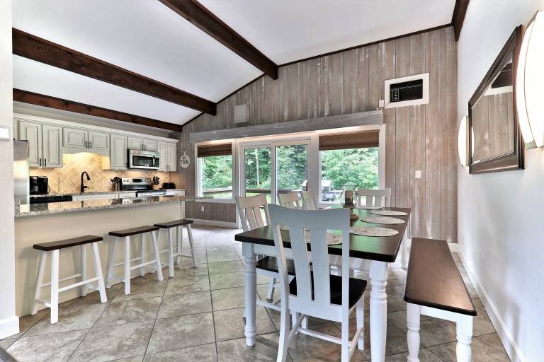 Vacation home with barbecue, yard & patio | Mountain view — photo 2