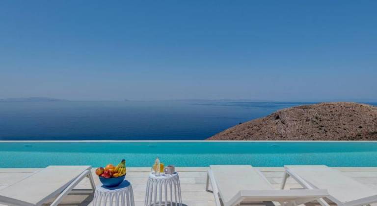 Villa with pool — photo 5