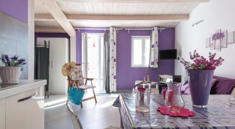 Pleasant holiday apartment with patio & hot tub | Next to the beach | Dogs allowed in Pozzallo
