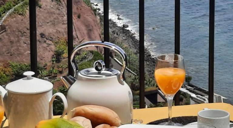Rental apartment with BBQ, yard & terrace in Calheta