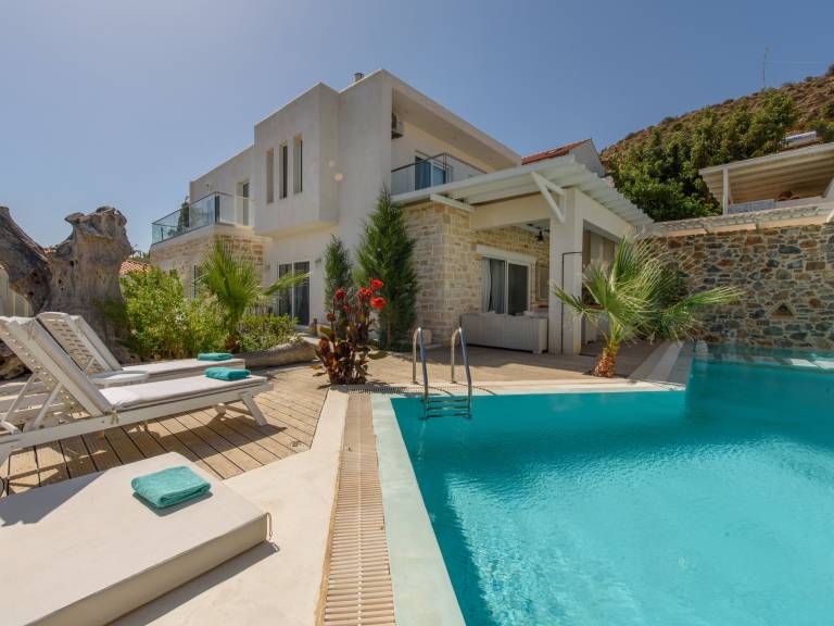 Fully equipped villa with patio, yard & barbeque | Pets allowed — photo 2