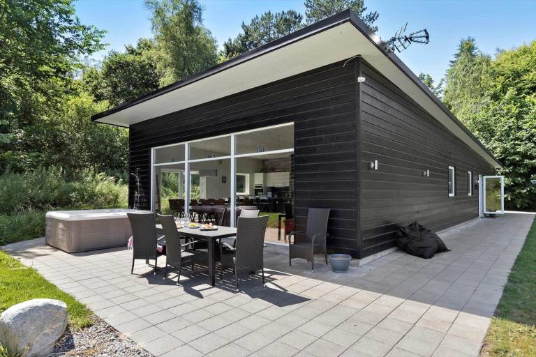 House with grill, terrace & jacuzzi in Ebeltoft