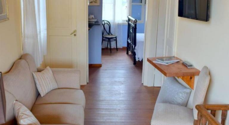 House with patio | Pets are welcome — photo 2