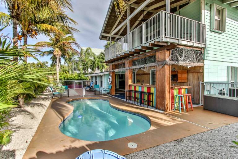 Vacation home with terrace, private pool & barbecue | Water view — photo 4