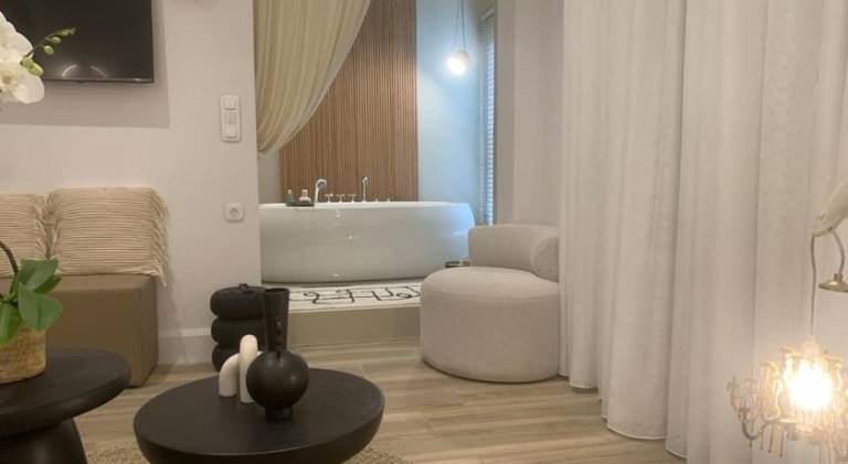 Khroma Luxury Suite 4 beach front apartment — photo 2