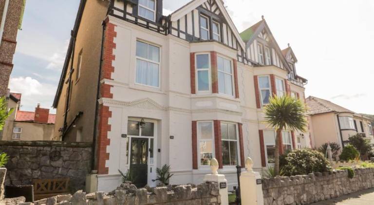 Vacation home with 8 rooms for 19 persons in Llandudno