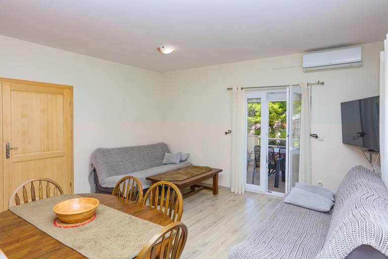 Holiday apartment with grill, patio & garden — photo 3